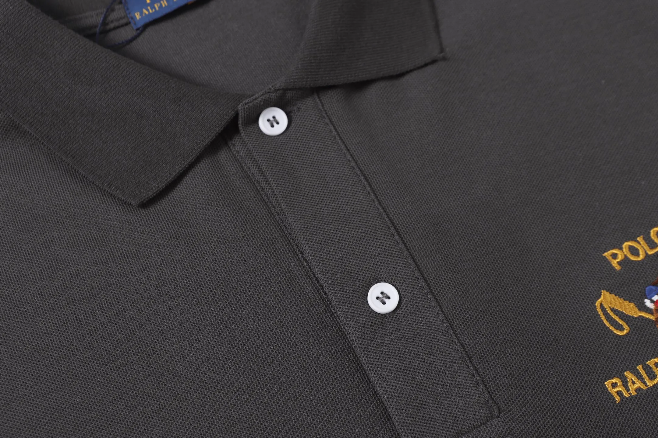 P156 Style number: A015 [Ralph Lauren classic letter logo embroidered Polo shirt] ✅250 grams of fine cotton pique fabric, custom-woven and dyed threads ✅Original stickers Scan the QR code to enter the official website ✅Large version, loose and stylish, can wear up to 210 pounds Color: black, white, navy, blue, sky blue, dark gray, floral gray Size: S-XL